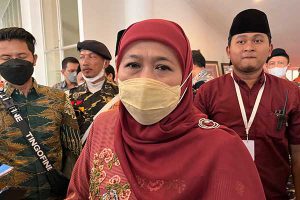 Gubernur Jatim, Khofifah Indar Parawansa, saat menjawab pertanyaan awak media. (bim) - Pemprov Jatim Optimis Turunkan Stunting Serendah-Rendahnya