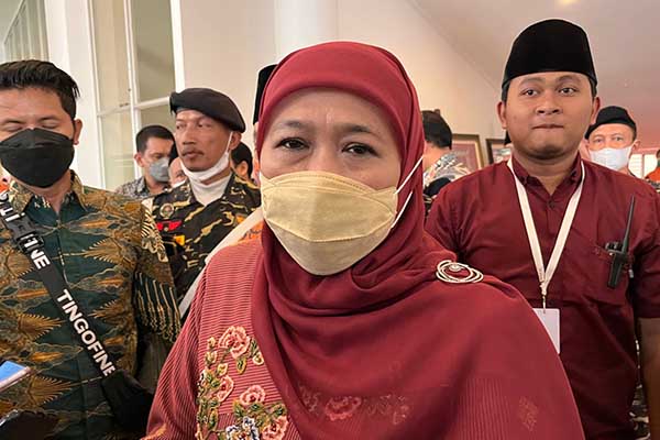 Gubernur Jatim, Khofifah Indar Parawansa, saat menjawab pertanyaan awak media. (bim) - Pemprov Jatim Optimis Turunkan Stunting Serendah-Rendahnya