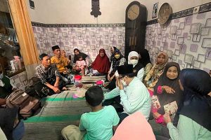 Gubernur Jatim bersama Wali Kota Malang, saat lakukan takziah di rumah duka. (bim) - Gubernur Khofifah Takziah ke Rumah Duka Tragedi Kanjuruhan