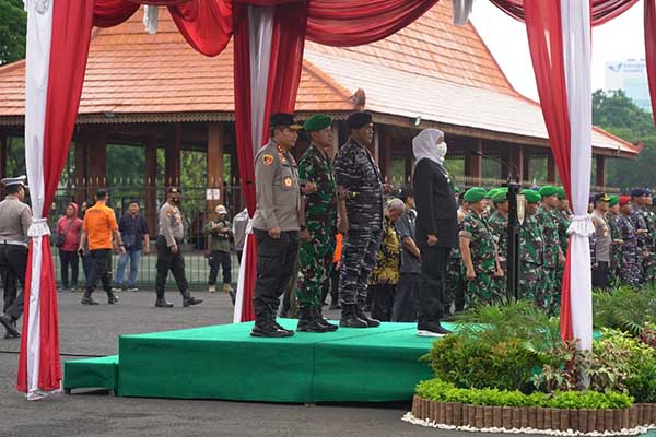 Gubernur Jawa Timur Ibu Khofifah Indar Parawansa bertindak selaku pimpinan Apel Kesiapsiagaan Penanggulangan Bencana Alam didampingi Pangdam V/Brawijaya, Mayjen TNI Nurchahyanto, M.Sc., Kapolda Jawa Timur, Irjen Pol Tony Hermanto dan Pangkoarmada II Laksamana Muda TNI Dr. Tolhas Sininta Nauli Basana Hutabarat. (foto: Pendam V/Brw) - Forkopimda Jawa Timur Gelar Apel Kesiapsiagaan Penanggulangan Bencana Alam di Lapangan Brawijaya Makodam V/Brawijaya