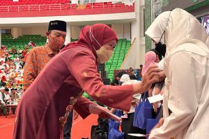 gubernur jawa timur khofifah indar parawansa saat memberikan santunan.