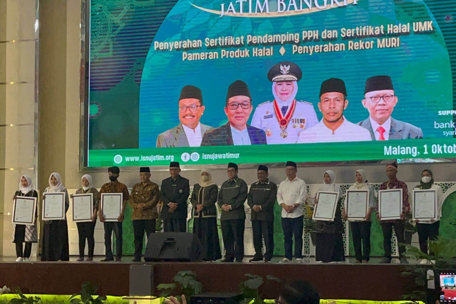 gubernur khofifah saat memberikan sertifikat bagi pendamping pph isnu jawa timur. bim