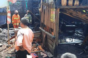 Gudang dan tempat produksi kerajinan kayu yang tinggal menyisakan sepertiga bangunan. (dik) - Diduga Korsleting Listrik, Gudang Produksi Kerajinan Kayu di Rejoso Terbakar