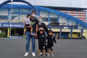 hendro siswanto mantan pemain arema fc di depan stadion kanjuruhan dengan itrinya dan 3 anaknya