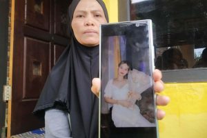 ibu riyang saat menunjukan foto puterinya semasa hidup