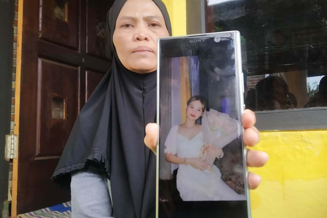ibu riyang saat menunjukan foto puterinya semasa hidup