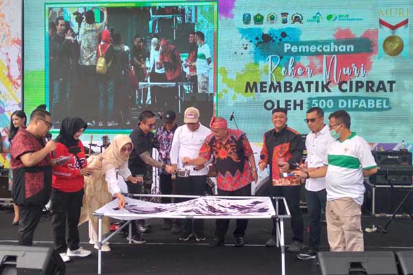 Jajaran Forkopimda Kota Malang, saat simulasi membatik ciprat. (bim) - 500 Difabel Kota Malang Pecahkan Rekor MURI Membatik Ciprat
