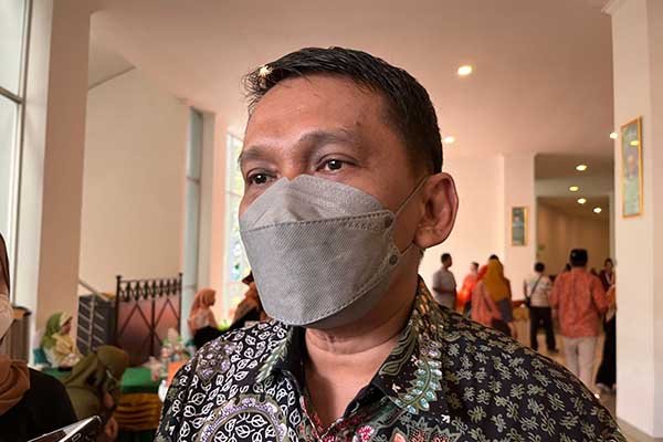 Kadinkes Jatim, Dr. Erwin Astha Triyono, saat menjawab pertanyaan awak media. (bim) - Kadinkes Jatim Imbau Masyarakat Giat Berantas Sarang Nyamuk