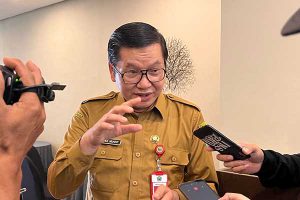 Kadinkes Kota Malang, dr Husnul Muarif, saat menjawab pertanyaan awak media. (bim) - Sembilan Anak Dirawat di Kota Malang Karena Penyakit Gagal Ginjal Akut