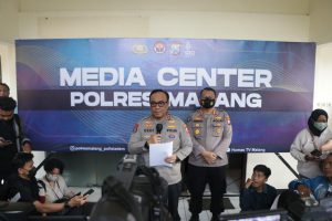 kadiv humas polri irjen pol dedi prasetyo saat preskon. ws6