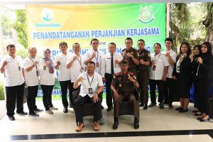 Kajari Batu berfoto bersama Perhutani Kph Malang. (ist) - Kejari Batu dan Perhutani Malang Teken MoU, Tuntaskan Kasus Perdata