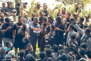 kajari kota malang edy winarko saat mendengar pembacaan poin tuntutan aremania