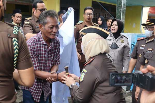 Kajati Jatim datangi rumah salah seorang korban Aremania. (ist) - Kajati Jatim Doa Bersama dan Santuni Keluarga Korban Kanjuruhan