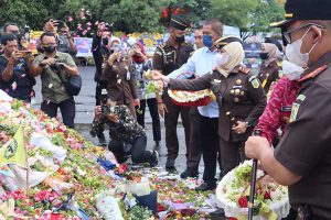 Kajati Jatim melakukan tabur bunga di depan Monumen Singa Jawara Bermahkota. (ist) - Kajati Jatim Doa Bersama dan Santuni Keluarga Korban Kanjuruhan