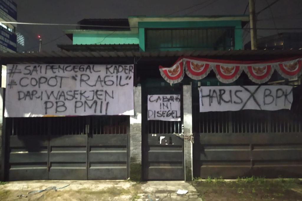 kantor kesekretariatan pc pmii kota malang disegel oleh puluhan kader.