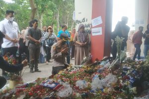 kapolres malang baru akbp putu kholis saat mengunjungi stadion kanjuruhan