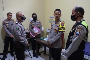Kapolres sambang anggota di RSSA Malang yang sedang menjalani berobat jalan. (ist) - Program Semangat Polres Batu, Kapolres Sambang Anggota
