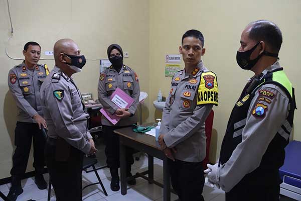 Kapolres sambang anggota di RSSA Malang yang sedang menjalani berobat jalan. (ist) - Program Semangat Polres Batu, Kapolres Sambang Anggota