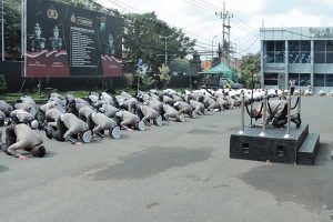 Kapolresta Malang Kota dan jajarannya sujud massal mohon ampun atas Tragedi Kanjuruhan. (ist) - Polresta Malang Kota Sujud Massal Mohon Ampun Atas Tragedi Kanjuruhan