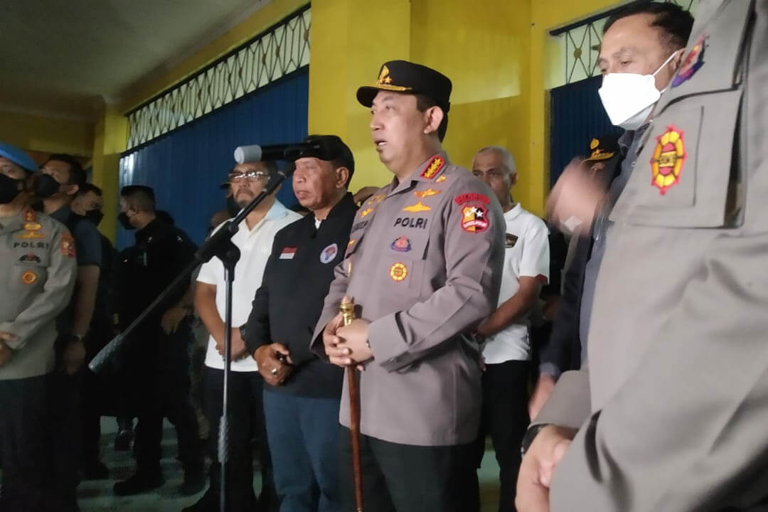 kapolri jenderal pol listyo sigit prabowo tengah melakukan doorstop di depan stadion kanjuruhan. ws6 1