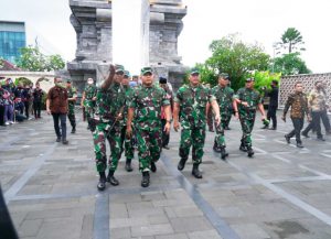 kasdam v brawijaya mendampingi kasad kunjungan kerja ke pt pindad persero