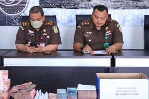 Kasi Intelijen Kejari Batu Edi Sutomo SH MH saat momen pengembalian keuangan negara. (ist) - Kejari Batu Tambah Angka Pengembalian Uang Negara dari Kasus Penyimpangan Pajak Daerah