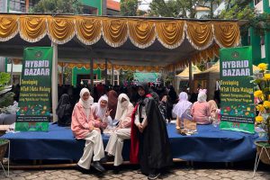 Kemeriahan Hybrid Bazar MTsN 1 Kota Malang. (bim) - Tumbuhkan Jiwa Entrepreneur, MTsN 1 Kota Malang Gelar Hybrid Bazar