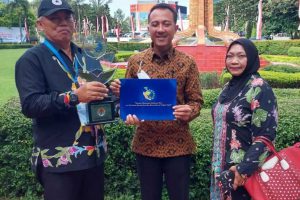 kepala dlh batu bersama ketua rw 02 dan koordinator proklim dadaprejo
