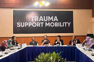 Kepala DP3A, Arbani, saat memberikan arahan kepada tim pendampingan psikologis. (bim) - Buka Layanan Hotline, DP3A Masih Kesulitan Cari Data Anak dan Perempuan Korban Tragedi Kanjuruhan