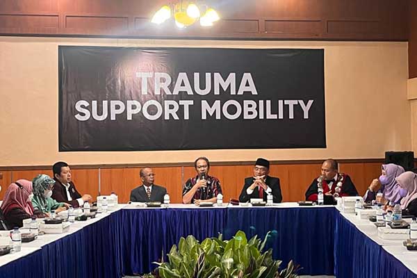 Kepala DP3A, Arbani, saat memberikan arahan kepada tim pendampingan psikologis. (bim) - Buka Layanan Hotline, DP3A Masih Kesulitan Cari Data Anak dan Perempuan Korban Tragedi Kanjuruhan