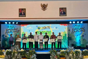 Kepala Dispangtan Kota Malang, Slamet Husnan, bersama perwakilan dari kelurahan yang keluar sebagai juara urban farming. (bim) - Peringati Hari Pangan Sedunia, Dispangtan Kota Malang Gelar Gebyar Urban Farming