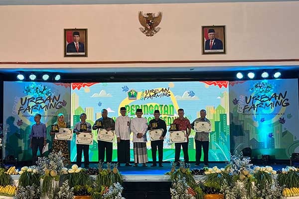 Kepala Dispangtan Kota Malang, Slamet Husnan, bersama perwakilan dari kelurahan yang keluar sebagai juara urban farming. (bim) - Peringati Hari Pangan Sedunia, Dispangtan Kota Malang Gelar Gebyar Urban Farming
