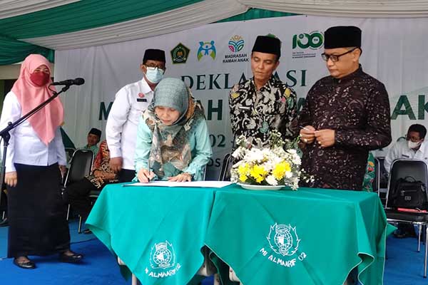 Kepala MTs Almaarif 01 Singosari, Dwi Retno Palupi, MPd, menandatangani komitmen bersama diikuti para stakeholder. (rhd) - Pertama di Kabupaten Malang, MI 02 dan MTs 01 Almaarif Singosari Deklarasi Madrasah Ramah Anak