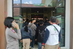 kerumunan massa di ugd rsud kanjuruhan kepanjen saat mentri pmk tengah meninjau para korban.