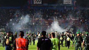 Kerusuhan Arema-Persebaya - Arema-Persebaya Rusuh, Liga 1 Dihentikan