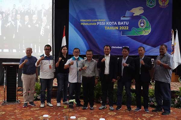 Ketua Askot Kota Batu bersama Wakil Ketua PSSI Jatim dan KONI Batu. (ist) - Asosiasi Kota PSSI Batu Gelar Kongres di Jambuluwuk