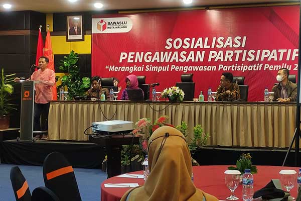 Ketua Bawaslu Kota Malang, Alim Mustofa, saat mengajak elemen masyarakat berpartisipasi dalam Pemilu 2024. (rhd) - Bawaslu Libatkan Partisipatif Masyarakat, DPRD Kota Malang Ajak Tolak Politik Transaksional