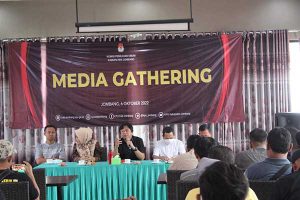 Ketua KPU saat sambutan di acara media gathering di Rumah Makan Zam Zam Ceweng Jombang, Kamis (6/10/2022). (ful) - KPU Jombang Telah Melakukan Tahapan Verifikasi Administrasi Perbaikan