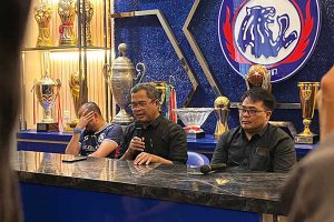 Ketua Panpel Arema, Abdul Haris, saat konferensi pers di Kantor Arema FC. (bim) - Ditetapkan Jadi Tersangka, Ketua Panpel Buka Suara