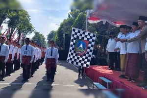 Kirab dan gerak jalan peringatan Hari Santri yang diberangkatkan oleh Wabup Jombang, sumrambah. (ful) - Sumrambah Ajak Santri sebagai Generasi Penerus Membangun Bangsa Indonesia
