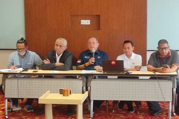Komdis PSSI menyampaikan sanksi dan temuan Tragedi Kanjuruhan saat preskon. (rhd) - Kompolnas dan Komdis PSSI Saling Tuding Rekom Jadwal Pertandingan