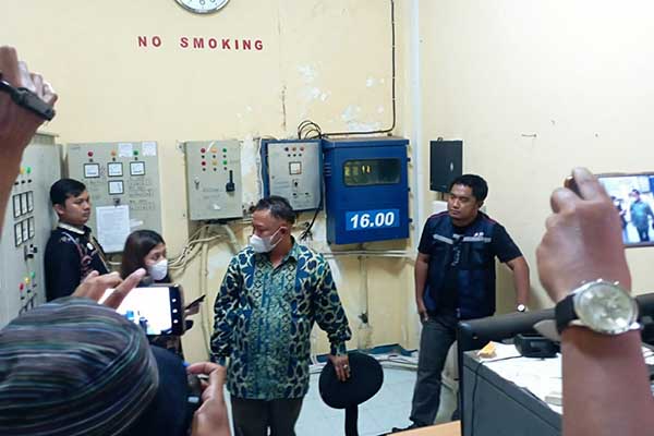 Komnas HAM, Choirul Anam saat meninjau ruang CCTV Stadion Kanjuruhan. (ist) - Komnas HAM Pastikan Rekaman CCTV di Stadion Kanjuruhan Tidak Dihapus, Hanya Kesalahan Teknis