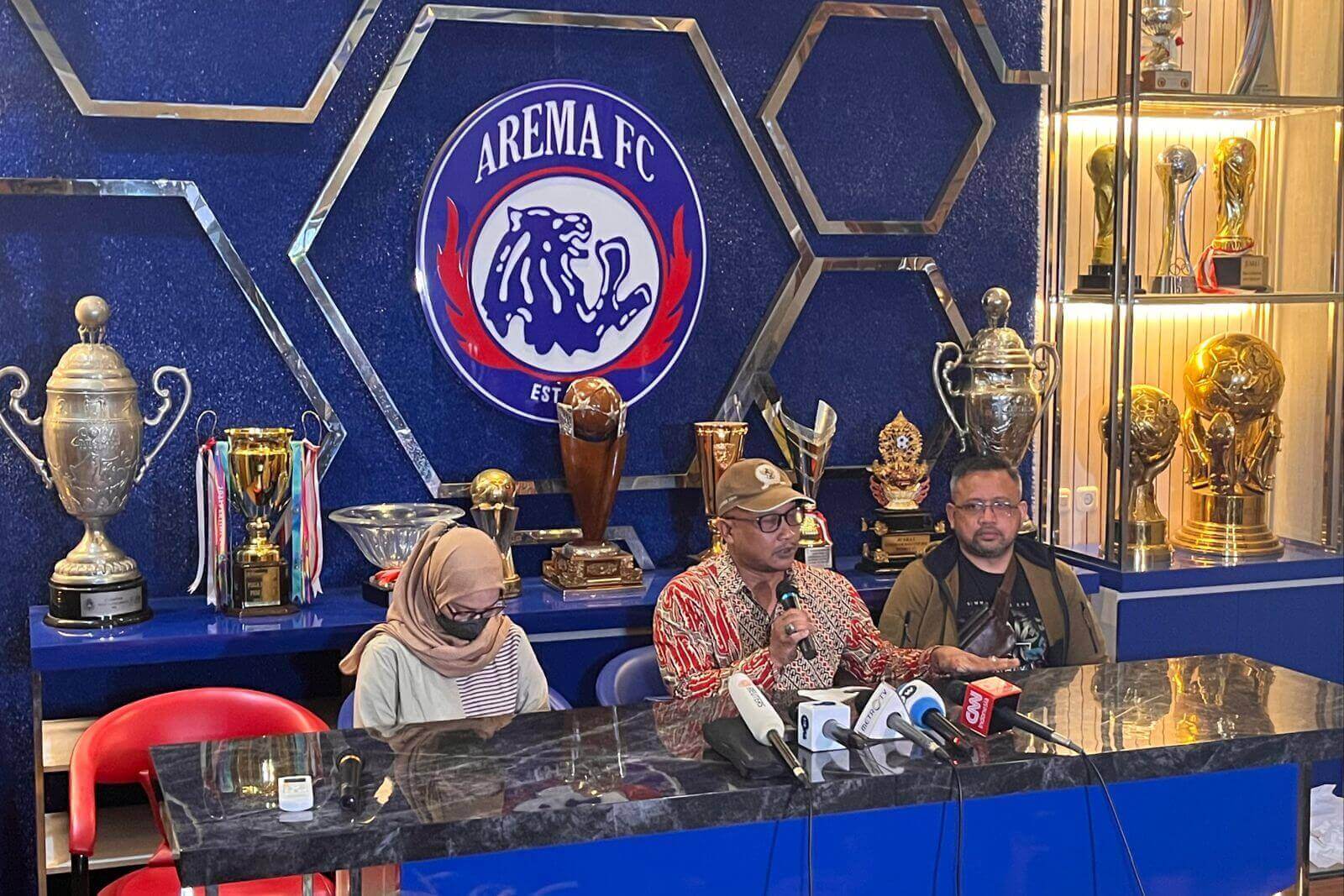 komnas ham saat konferensi pers di kantor arema fc. 1 1 1