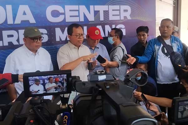 Kompolnas menyampaikan temuan Tragedi Kanjuruhan saat preskon. (ws6) - Kompolnas dan Komdis PSSI Saling Tuding Rekom Jadwal Pertandingan