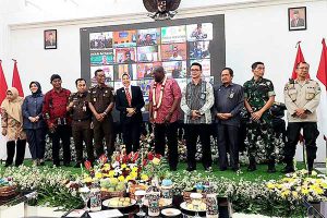 Manajer UNODC berfoto bersama Wali Kota Batu, Kajari Batu serta Forkopimda. (ist) - Badan PBB UNODC, Apresiasi Rumah Restorative Justice Kejari Batu