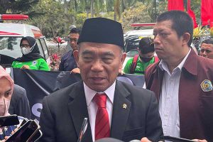 Menko PMK, Muhadjir Effendy, saat menjawab pertanyaan awak media. (bim) - Menko PMK: Layanan Pemulihan Korban Tragedi Kanjuruhan Gratis