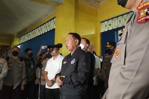 Menpora menjawab pertanyaan awak media di depan pintu masuk Stadion Kanjuruhan. (ws6) - Menpora Berharap Tragedi Kanjuruhan Tak Merusak Persepakbolaan Indonesia