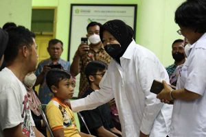 Mensos RI Tri Rismaharini menemui keluarga korban tragedi Kanjuruhan. (ist) - Mensos Santuni Ahli Waris Tragedi Stadion Kanjuruhan