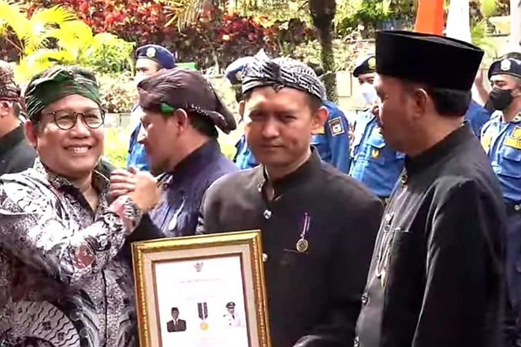 Menteri Desa PDTT menyerahkan piagam bagi Desa Berprestasi dalam hal pencapaian IDM. (ist) -