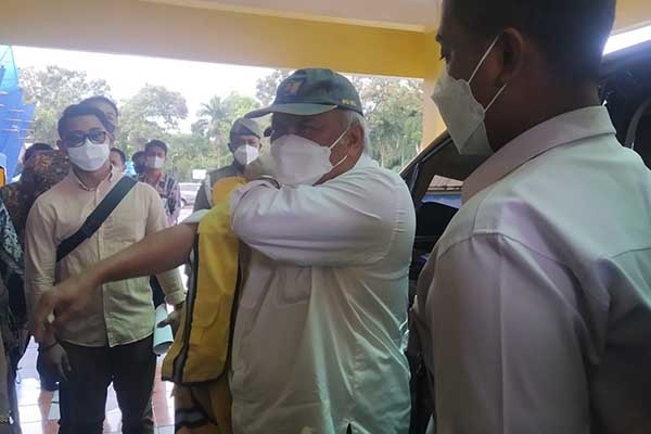 Menteri PUPR dan Mempora seusai melakukan audit evaluasi di Stadion Kanjuruhan. (ws6) - Menteri PUPR Tetapkan Tujuh Rekomendasi untuk Perbaiki Stadion Kanjuruhan